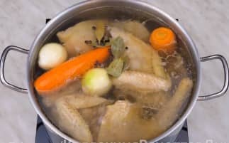 Приготовление холодца из свинины, говядины и курицы: шаг 8