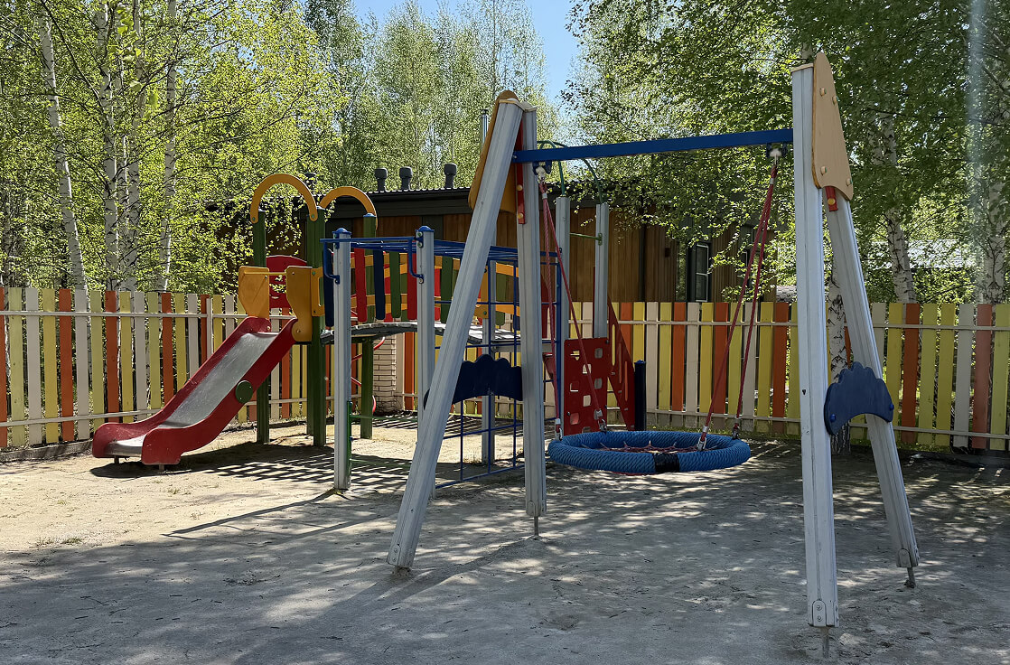 Детская площадка в Даче на каникулах увильды