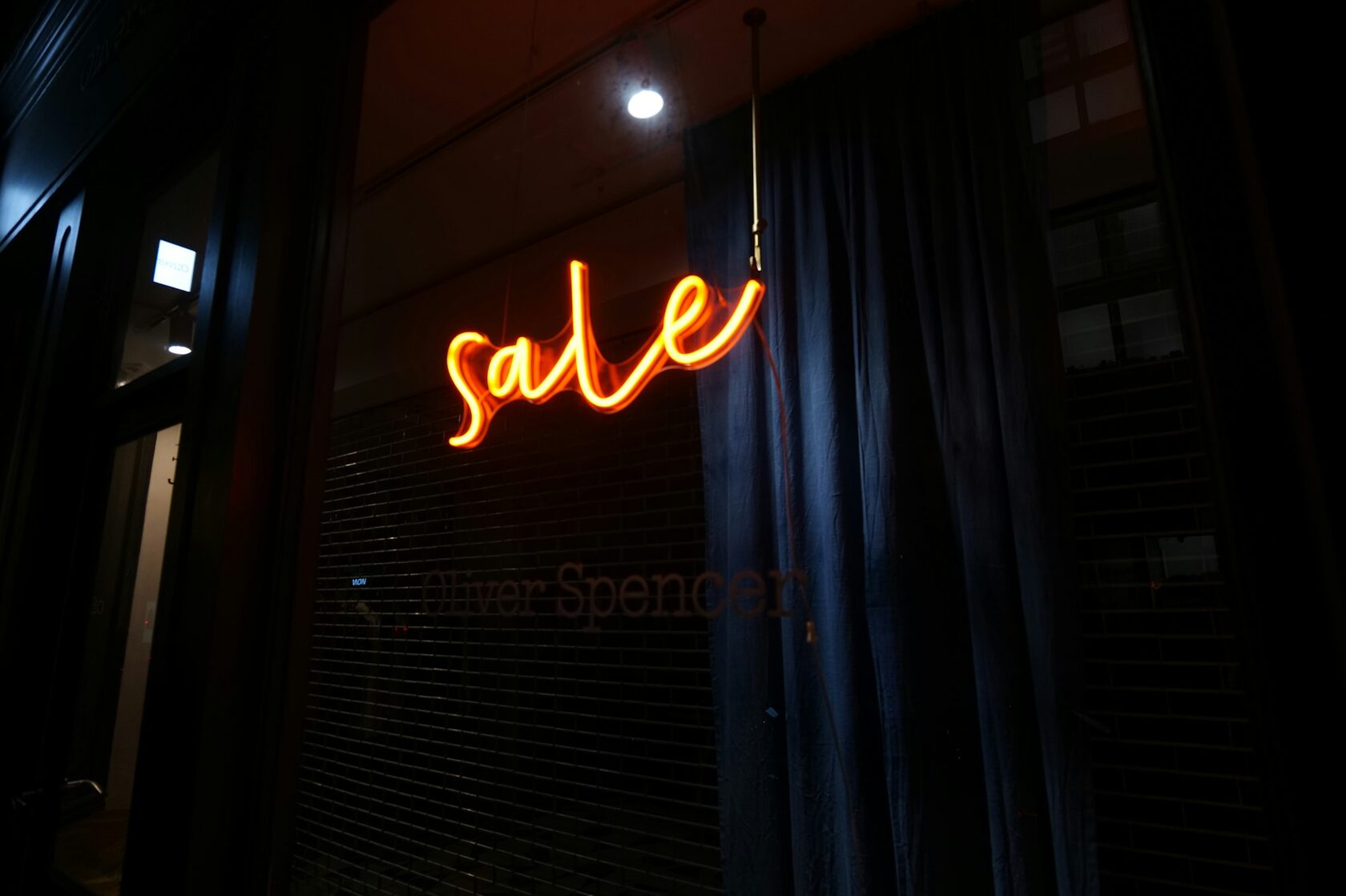 Наклейка SALE на витрину магазина в Уфе