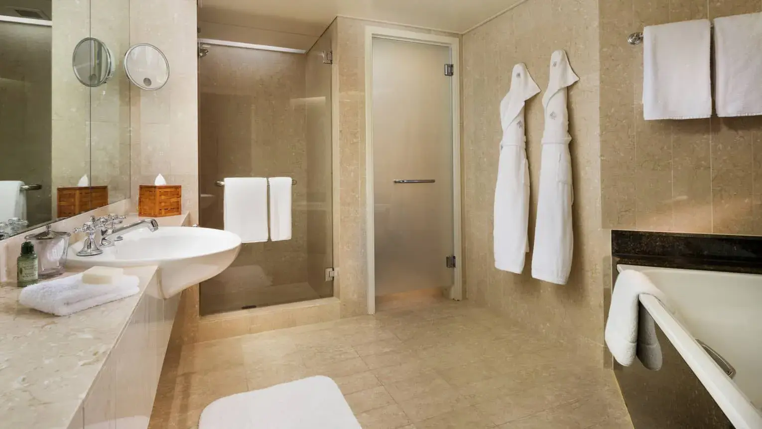 Мраморная ванная комната с халатами и душевой кабиной, Four Seasons Hotel Sydney