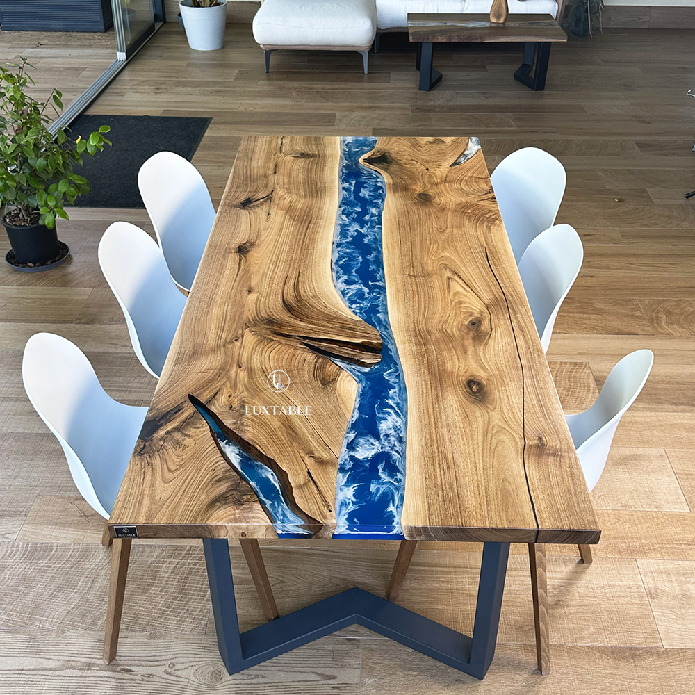 Epoxidharz Tische Alagoas aus europäischem Nussbaum und hellblauem Epoxidharz mit Metallic Effekt
