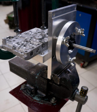 Когда требуется замена гидроблока? В некоторых случаях ремонт гидроблока нецелесообразен. Замена может потребоваться, если: Корпус гидроблока поврежден (трещины, деформации). Сильно изношены каналы или посадочные места клапанов, что делает невозможным их восстановление. Стоимость ремонта сопоставима со стоимостью нового гидроблока. Важные рекомендации: Своевременная замена масла: Регулярная замена масла в АКПП помогает предотвратить загрязнение гидроблока и продлить срок его службы..