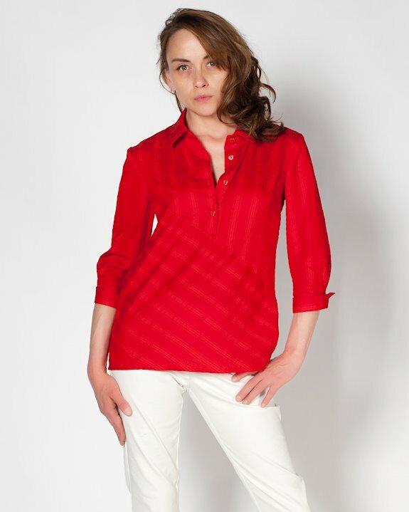 Червена дамска риза, подходяща за многобройни комбинации