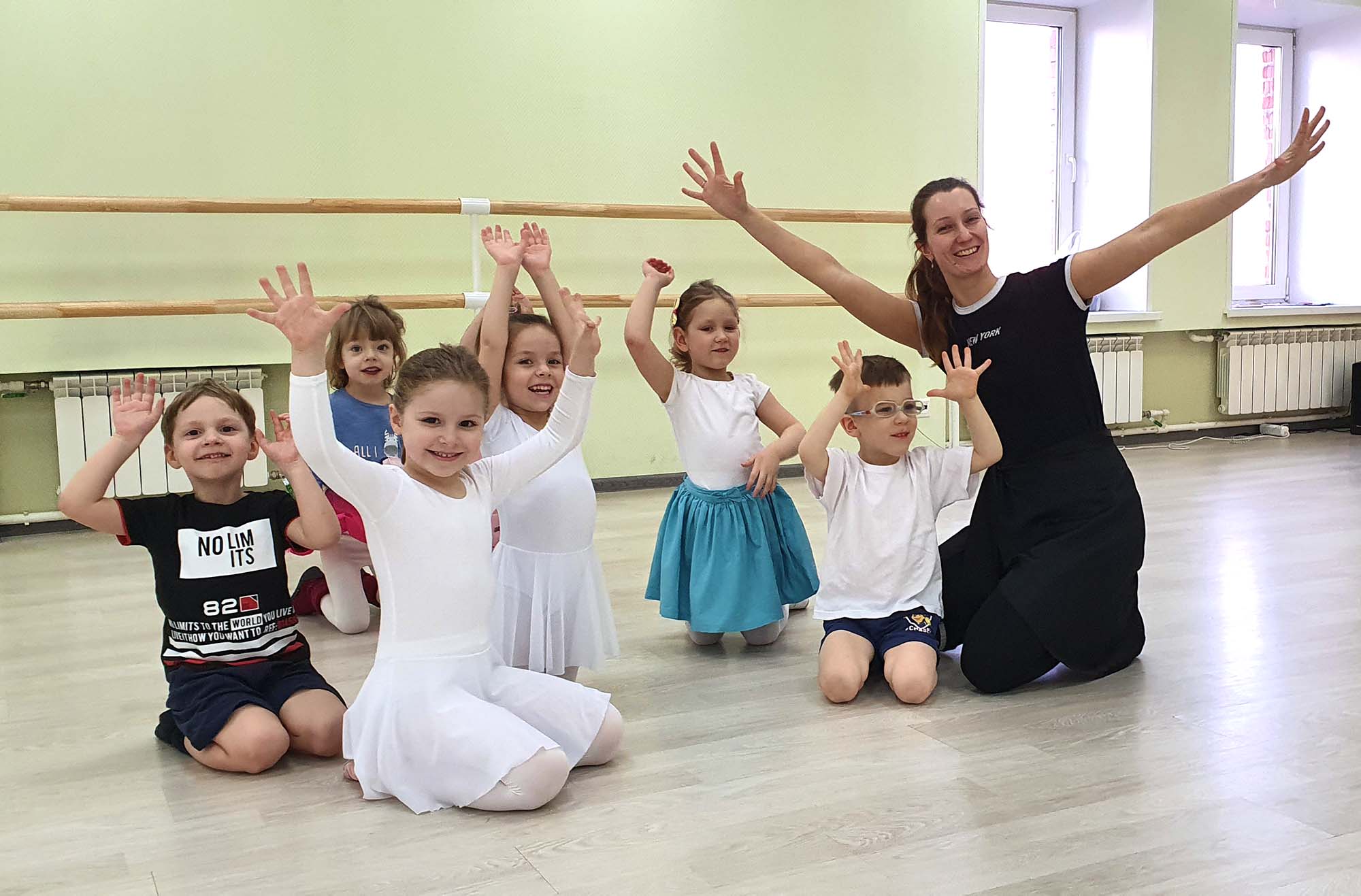 Школа танцев 3 года. Детские танцы. Детская студия танца. Танцевальная студия для детей. Школа танцев для детей.