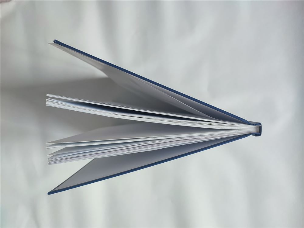 Раскрытая работа в переплёте Metalbind: листы держатся в корешке