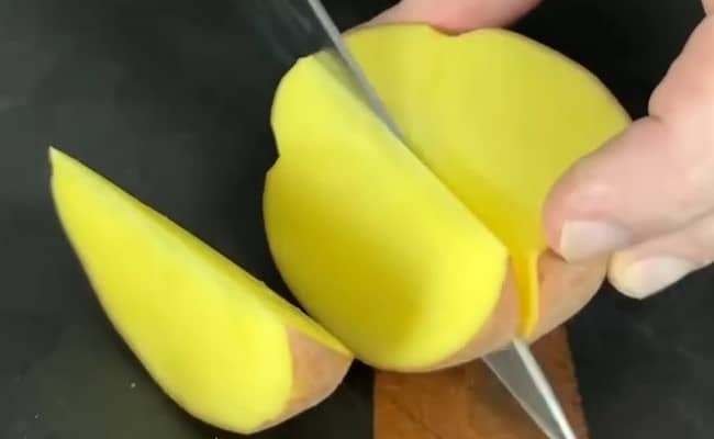 Приготовление картофеля по-деревенски в духовке дольками: шаг 1