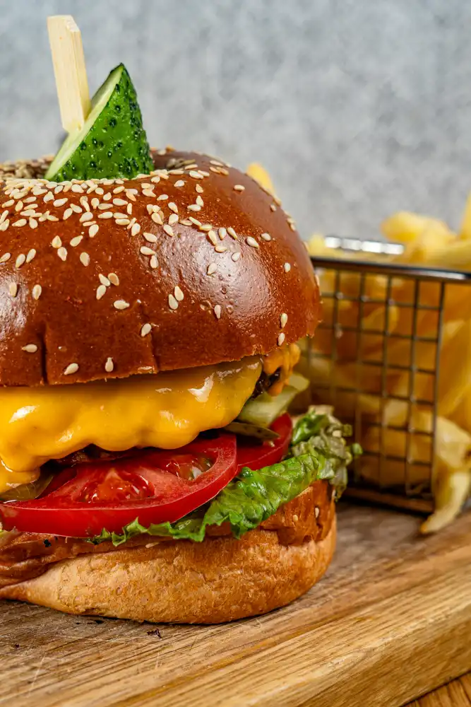 Бургер из говядины в кафе Паблик на Ленинском проспекте