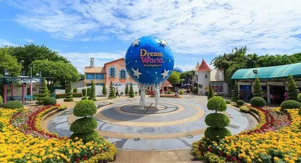 Синий шар-глобус Dream World среди клумб бархатцев, центральная площадь парка