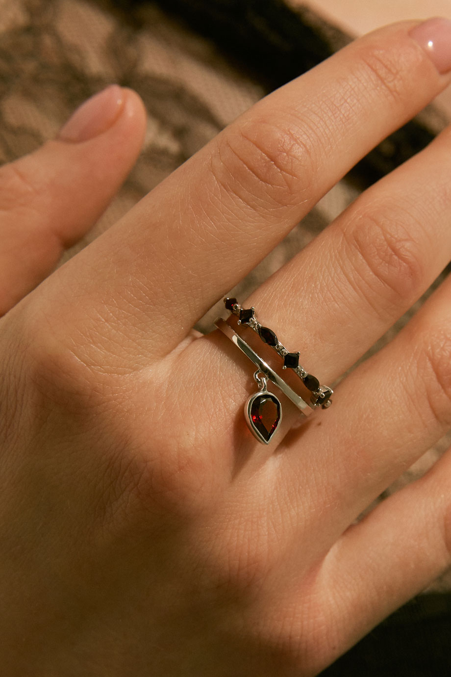 Кольцо с каплей граната