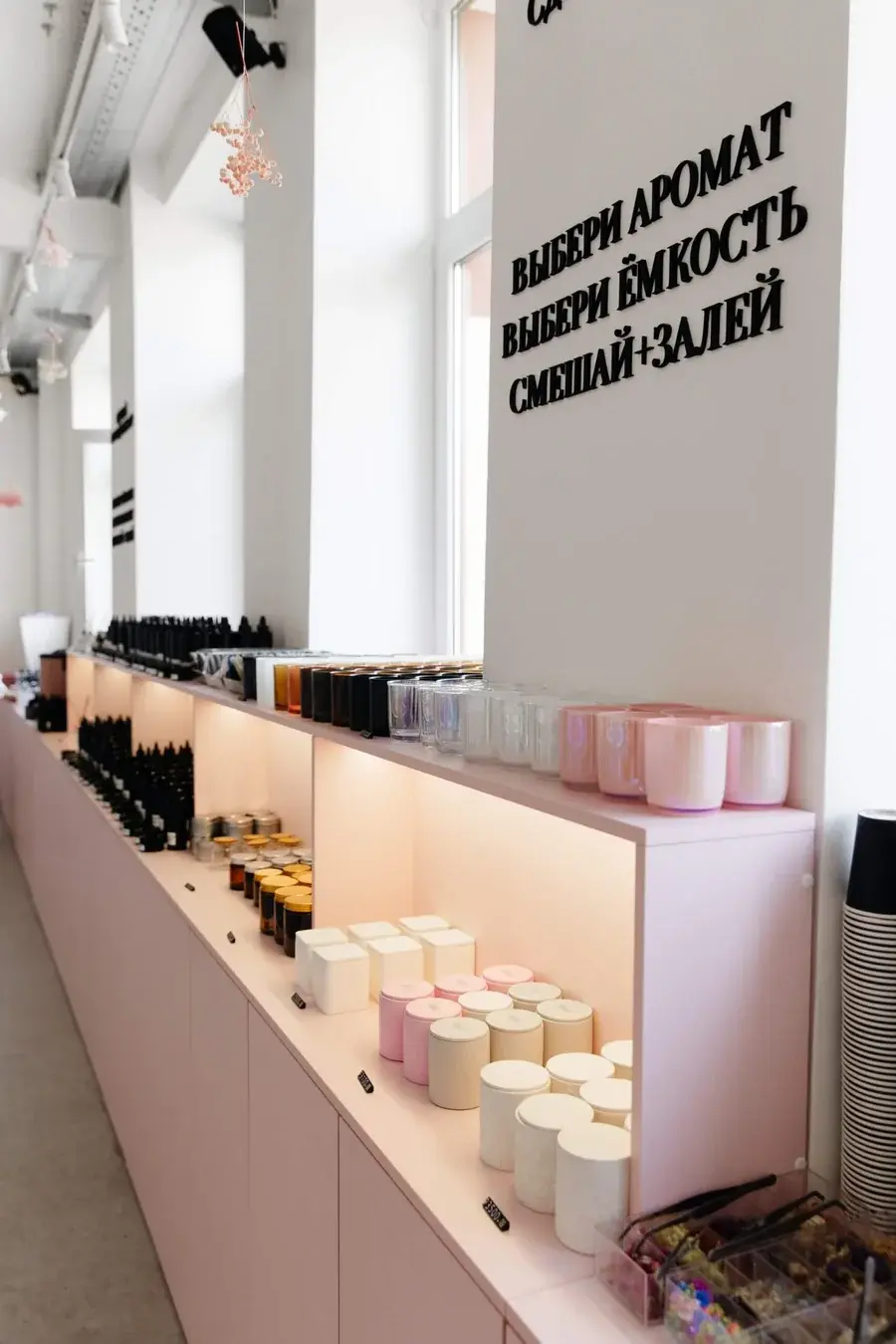 Библиотека ароматов и ёмкостей в московской студии Rewax