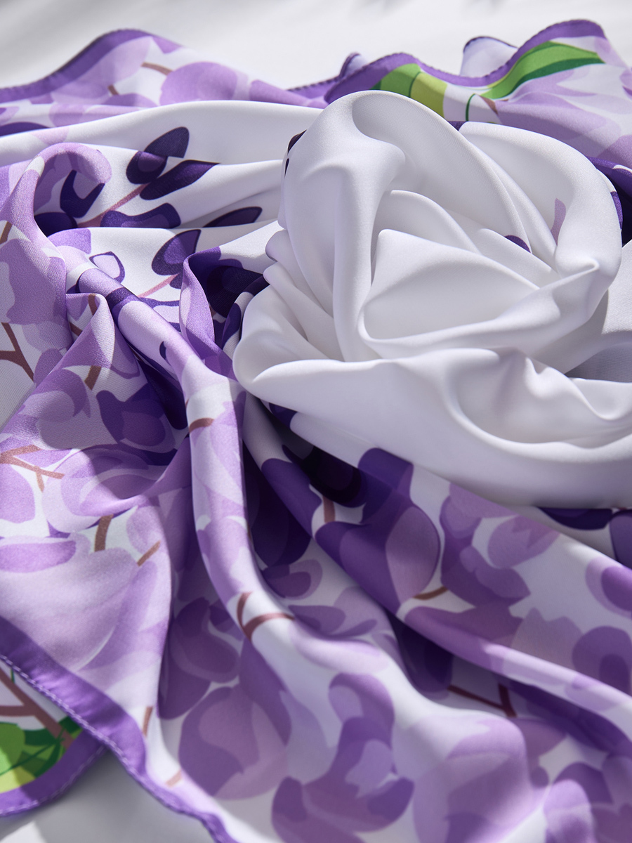 детальное фото шелкового белового платка с узором