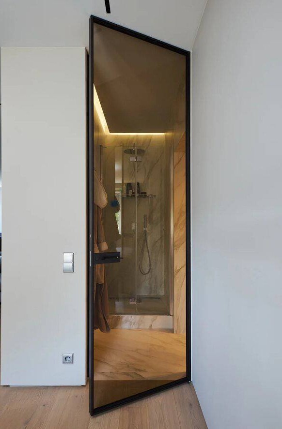 Высокие двери от пола до потолка