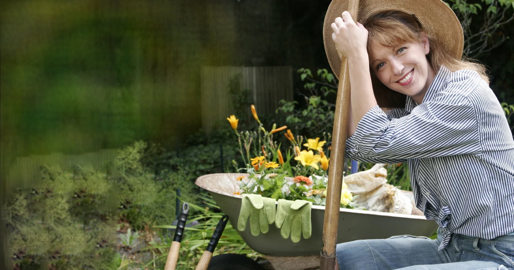 Шезлонг на даче в огороде. Дача летом. Красивые девушки на даче. Девушка на грядке. Фотосессия в огороде.