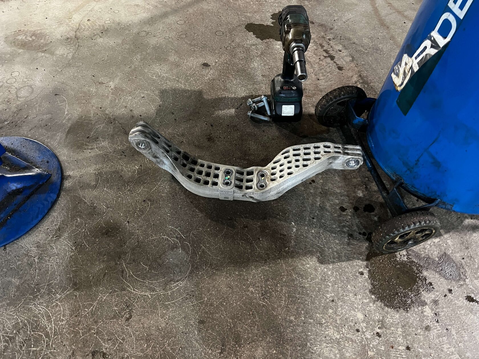 Демонтаж кронштейна муфты Chery Tiggo 7L