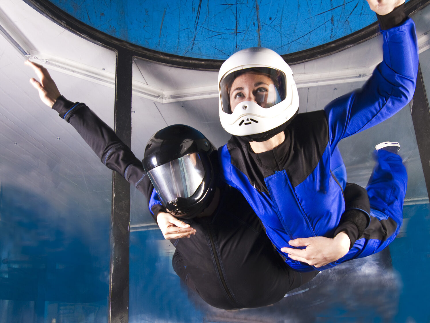 фото парня и девушки на романтическом свидании в публичном месте