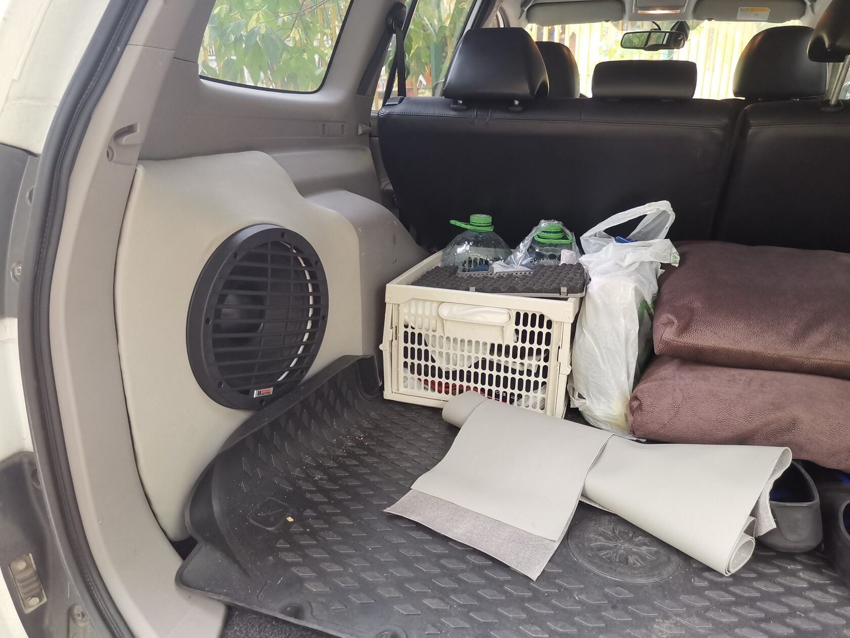 установка сабвуфера Mitsubishi Pajero Sport 2