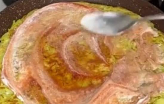 Приготовление кабачковой пиццы с помидорами и сыром на сковороде: шаг 5