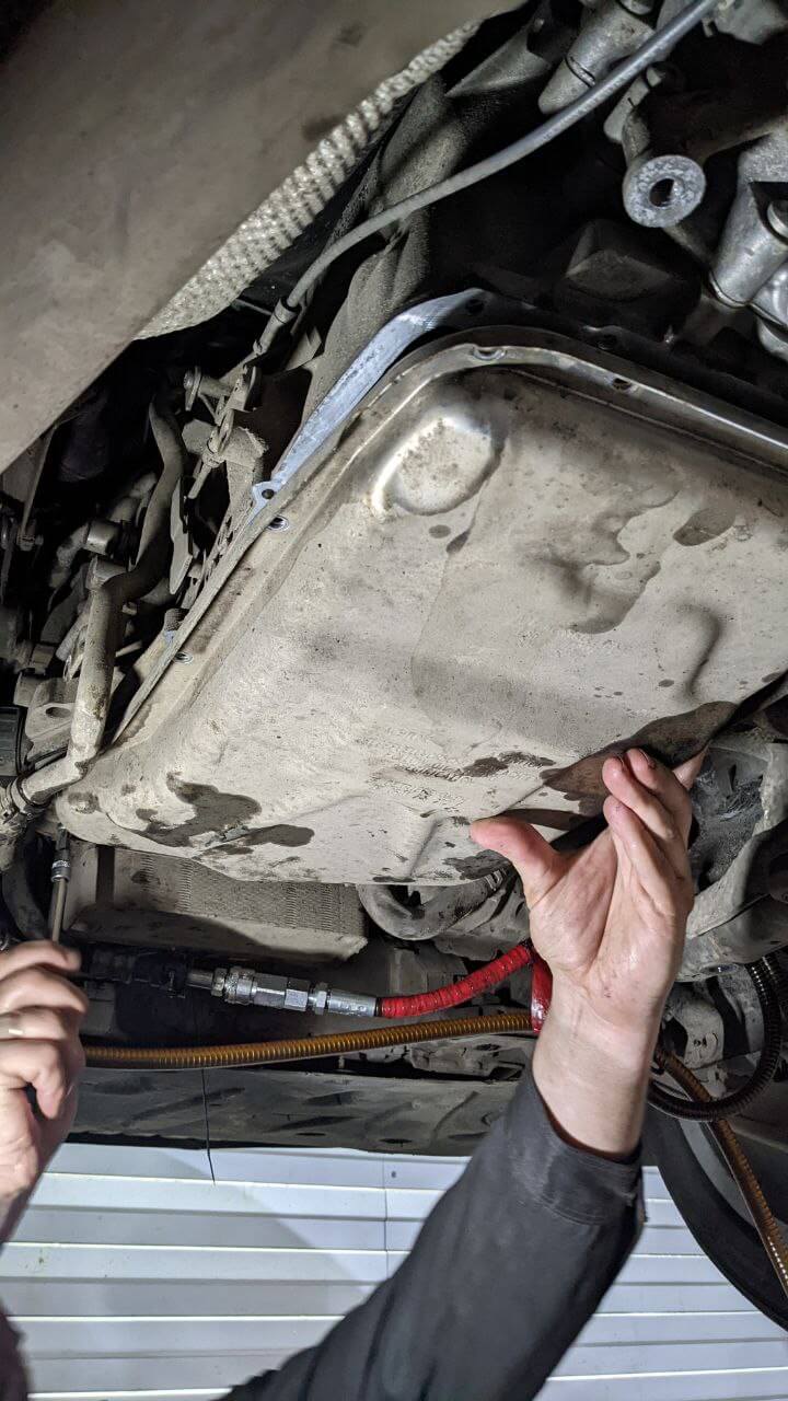 Чистый поддон на месте Audi A8