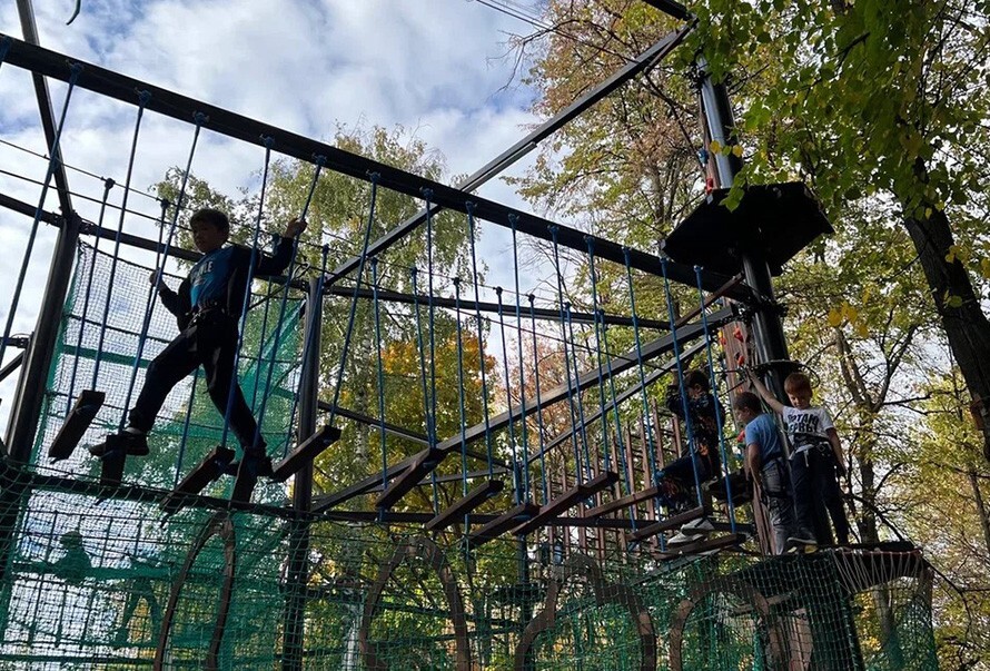 Верёвочный парк: дети проходят трассу на высоте