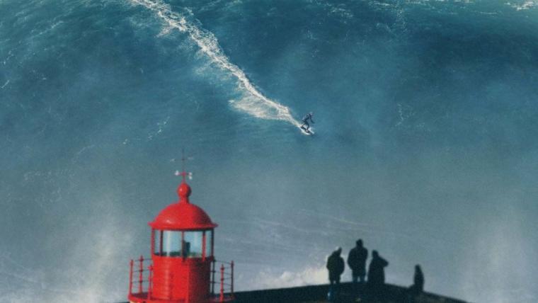 Постер фильма «On the Wave»: серфер на гигантской волне у маяка Назаре