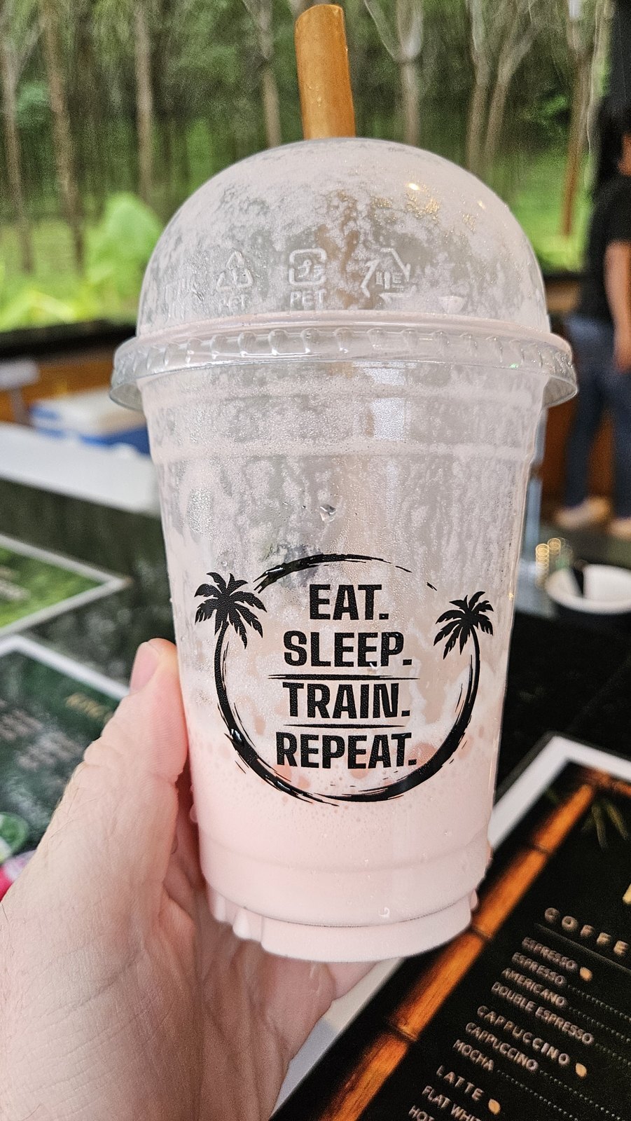 Смузи со слоганом Eat Sleep Train Repeat на спортивной улице Пхукета