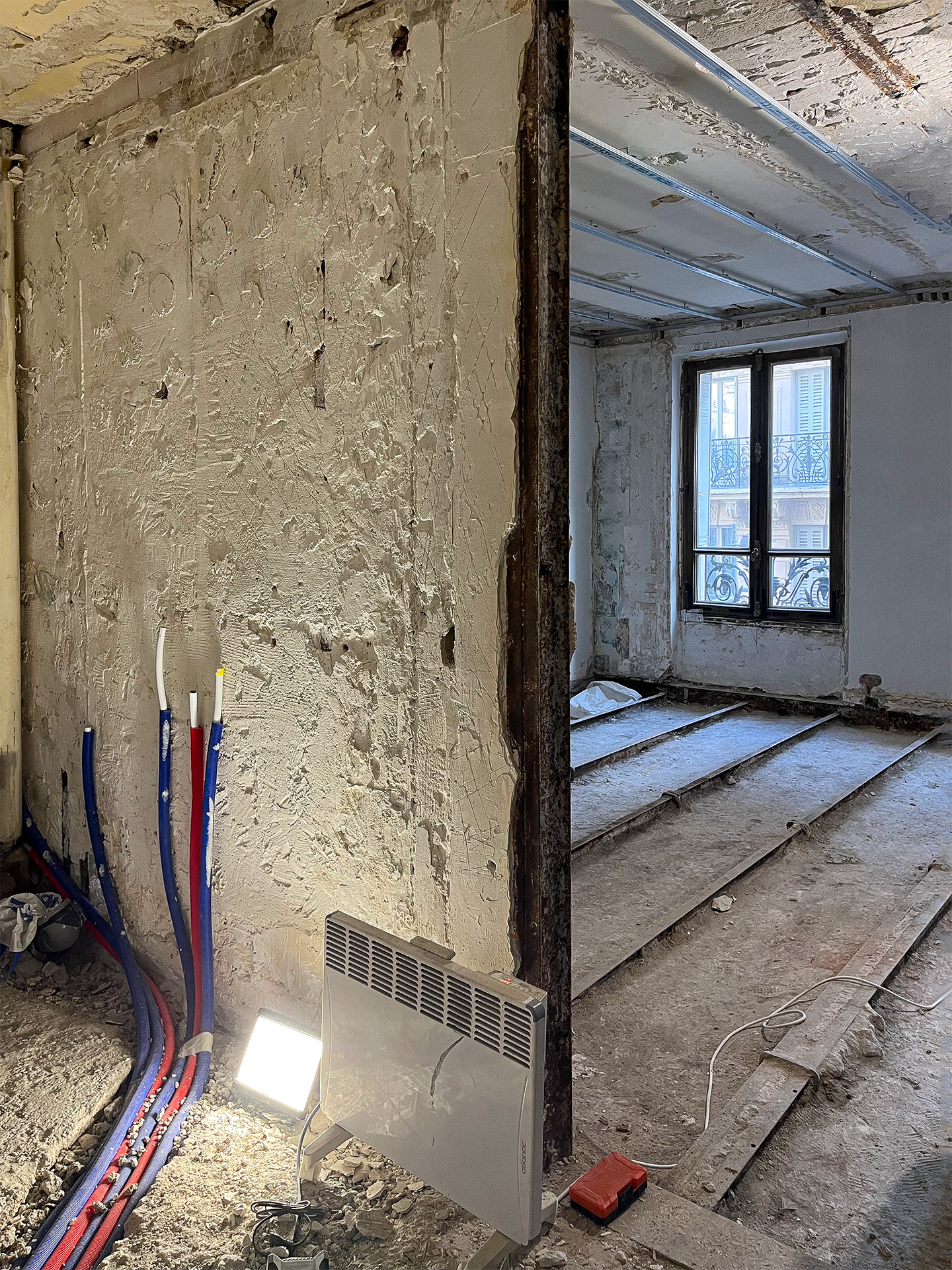 Chantier de rénovation d’un appartement ancien à Paris après dépose des cloisons