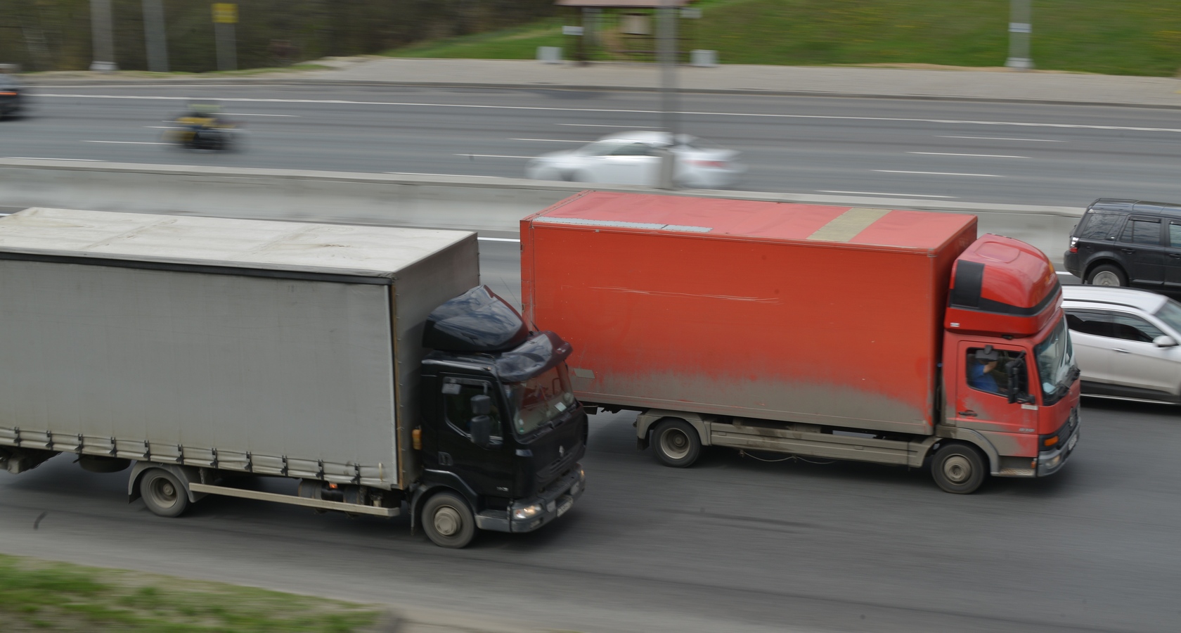 Годовой объем перевозки грузов автомобильным транспортом, по данным Росстата, составляет 5 млрд т (фото: Денис Хуторецкий)
