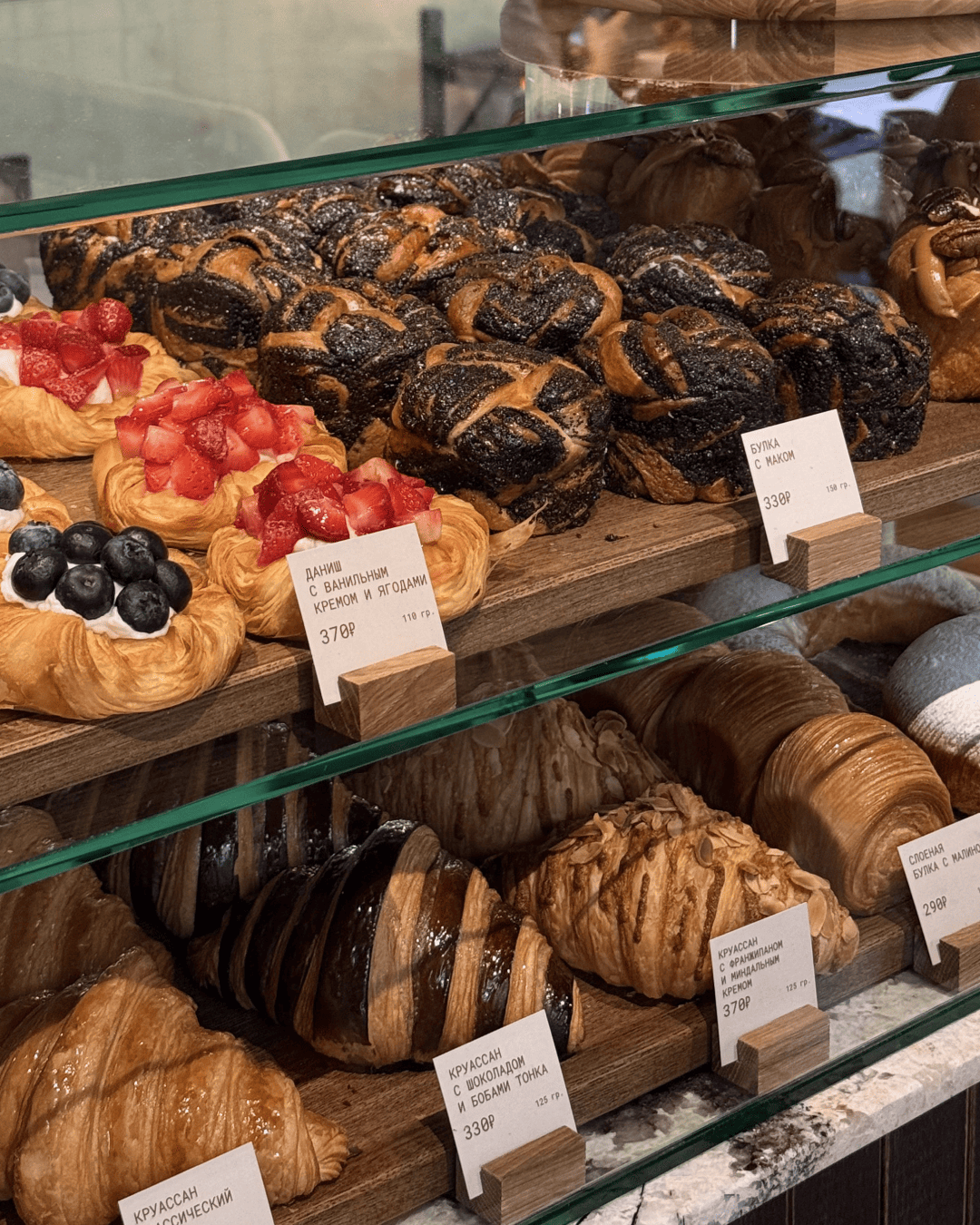 Витрина с маковыми булками, данишами и круассанами