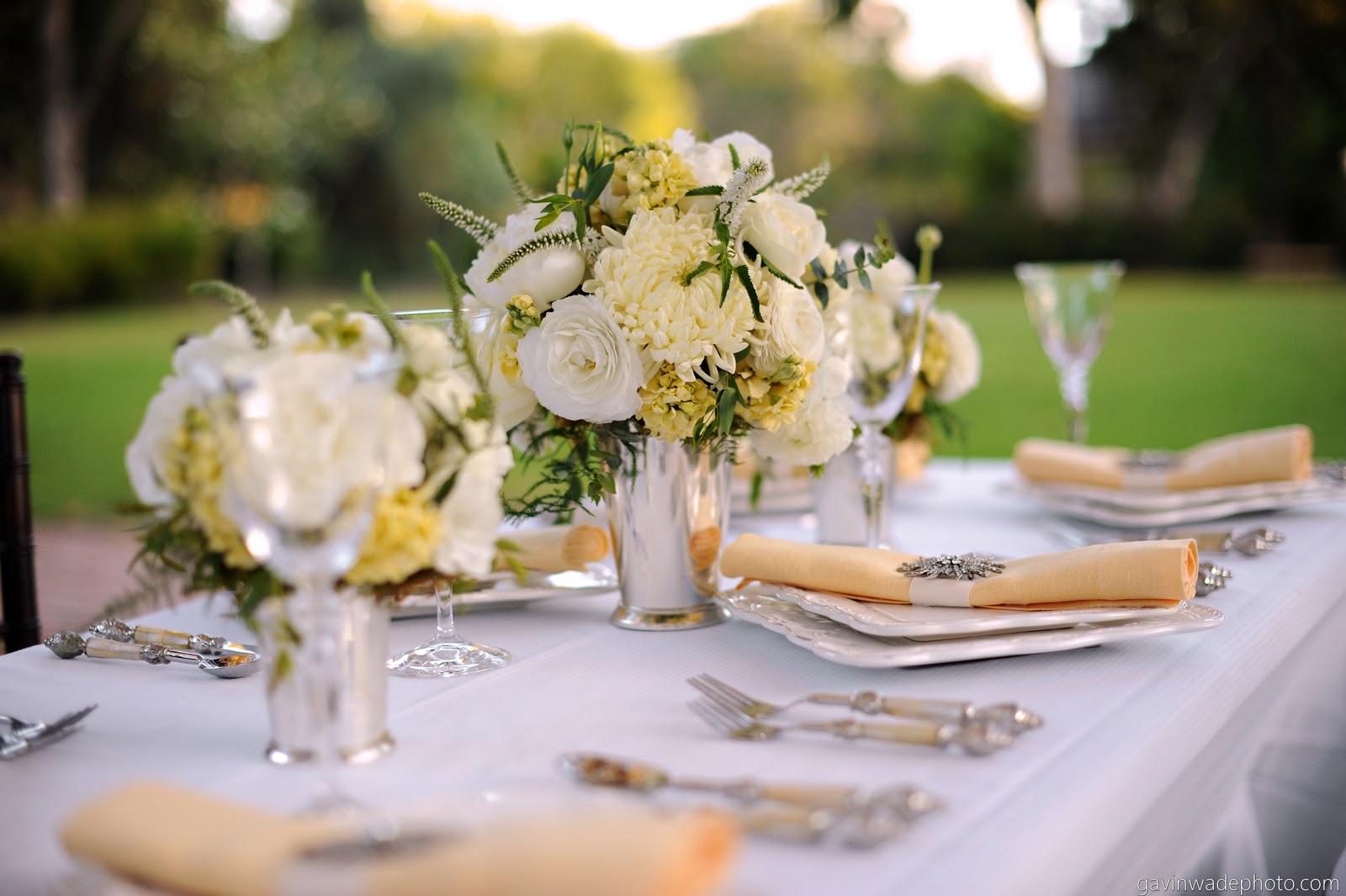 Свадебные столы гостей. Украшение столов на свадьбу для гостей. Декор стола на свадьбу. Декор на столы гостей. Украшение стола цветами на свадьбу.