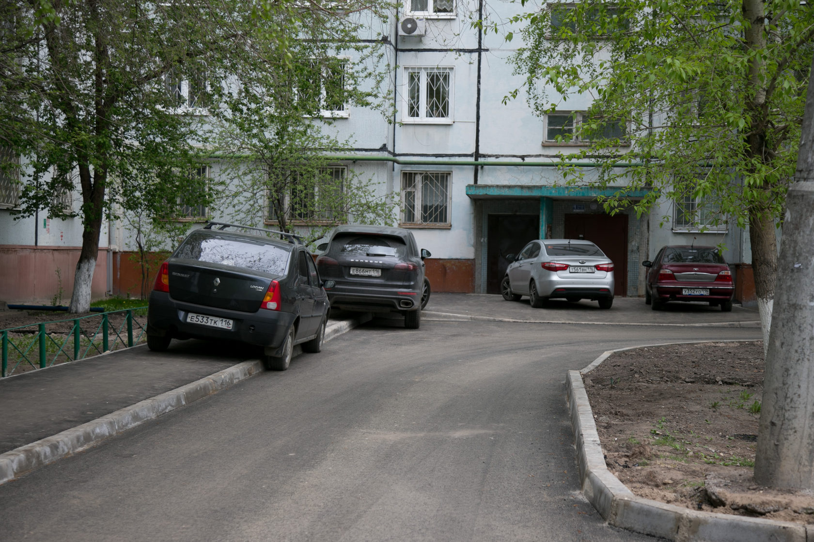 Придомовая парковка. Парковка придомовой территории. Парковка во дворе хрущевки. Хрущевка с парковкой. Двор хрущевок парковка.