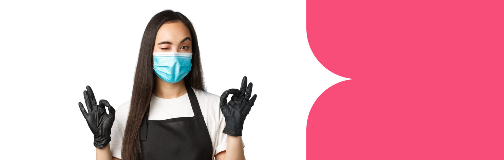 Клинер в маске и перчатках показывает жест «ок» на светлом фоне.