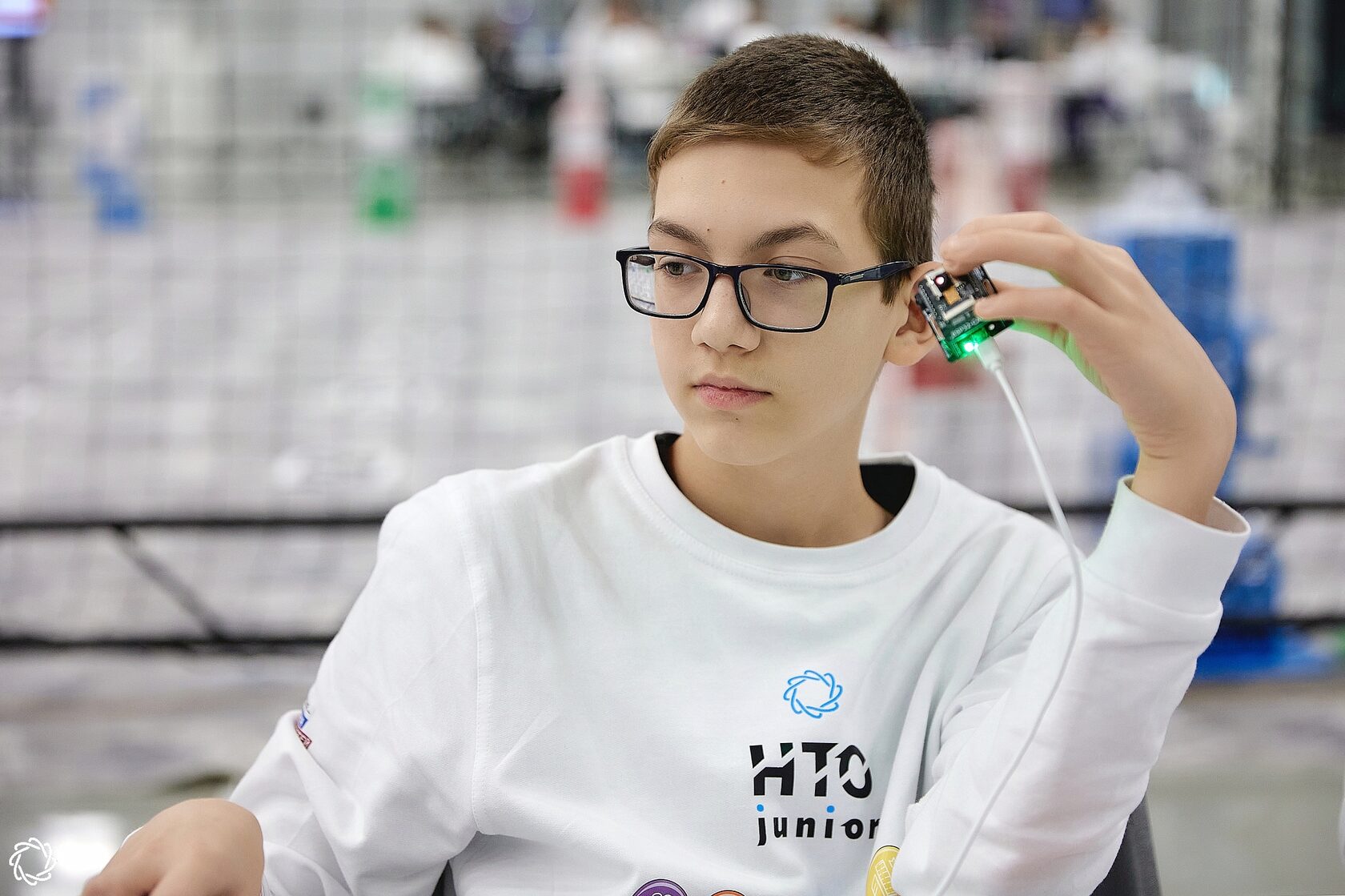 Участник НТО Junior с устройством в руке