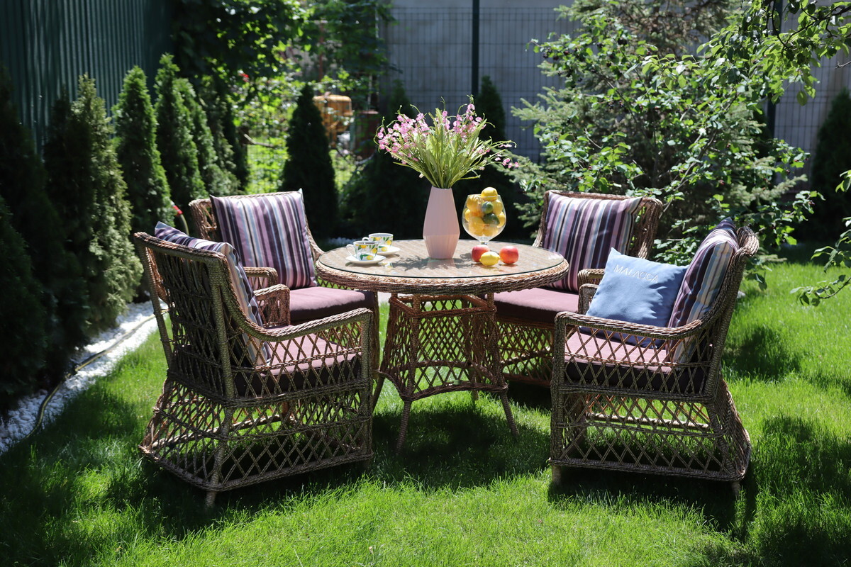 Комплект мебели Гайс из плетеного ротанга с круглым столом