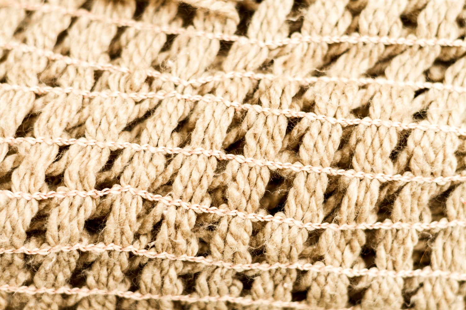 Вязаный коврик из рафии