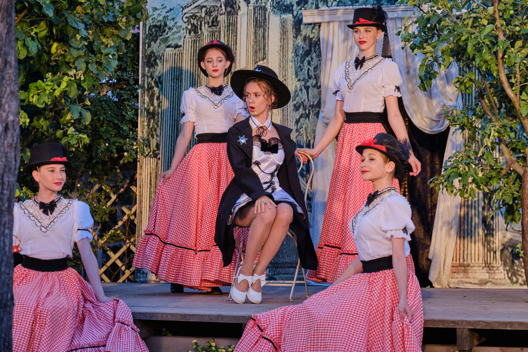 Новый год по французски спектакль. Гастроли рязанского драматического театра в иваново. Новый год по французски спектакль. Филиппов постановка. Французский поцелуй спектакль.