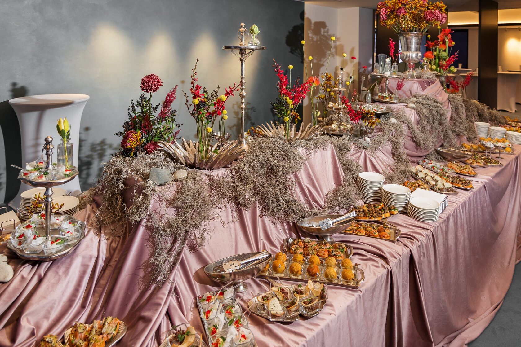VIP банкет Российская газета 300 гостей фуршет цветочный декор Smile Event Catering Москва