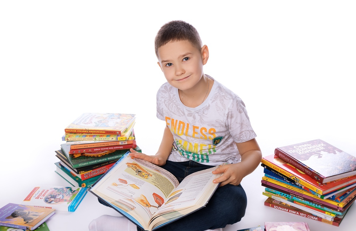 Дети читают. Книга на белом фоне для детей. Школьник с книгой. Ребенок с книжкой на белом фоне.