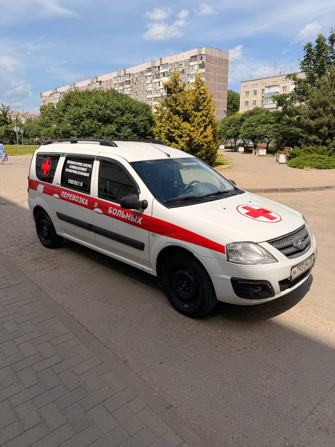 Машина для перевозки лежачих больных на улице Краснодара