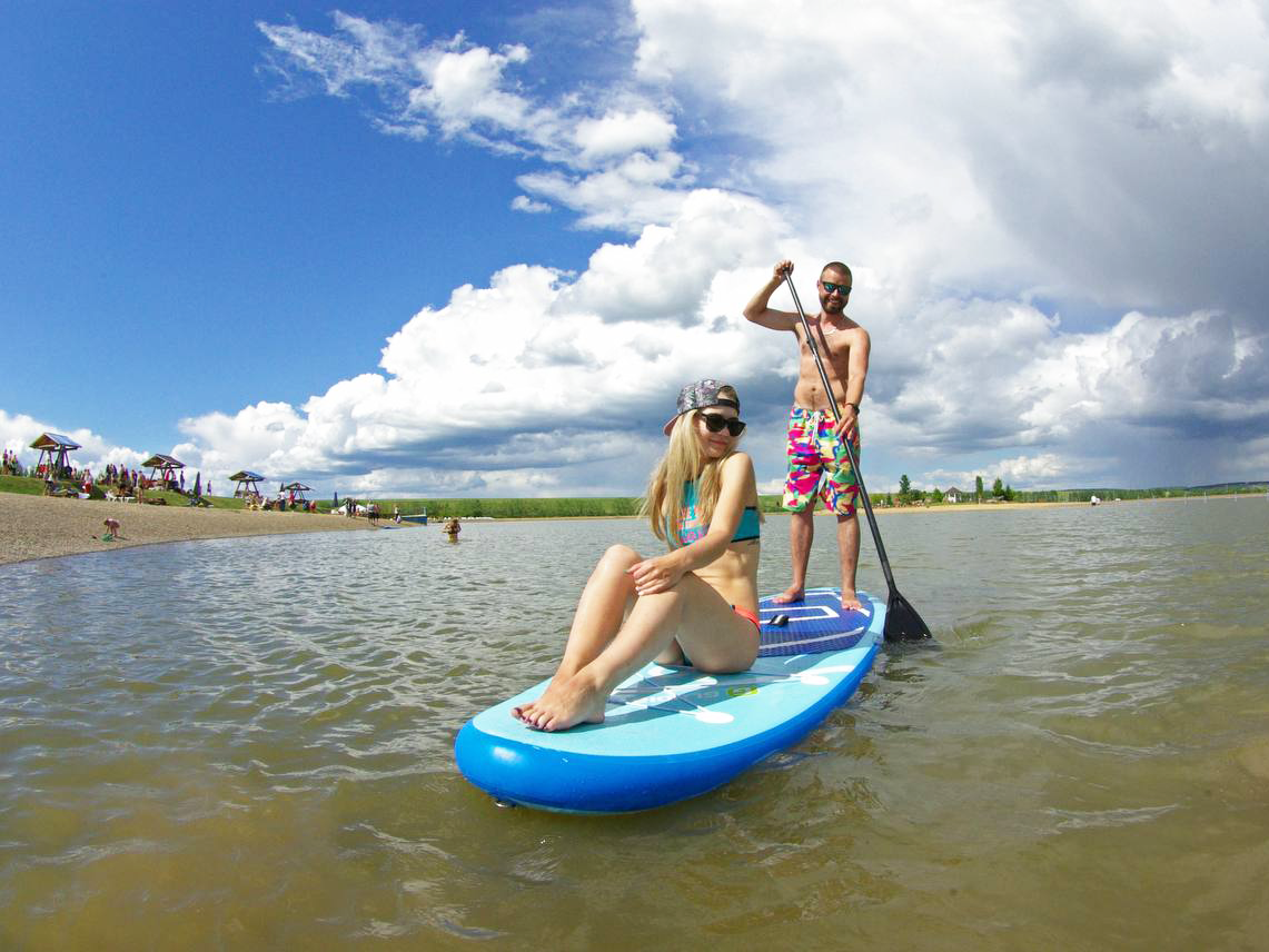 фото парня и девушки на романтическом свидании в публичном месте