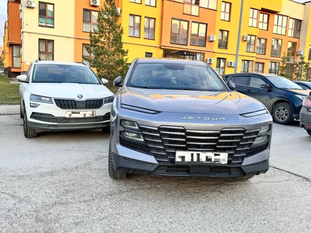 Лёгкое ДТП в посёлке 8 Марта в Уфе — JETOUR притёрся к припаркованному авто, оформление аварийным комиссаром