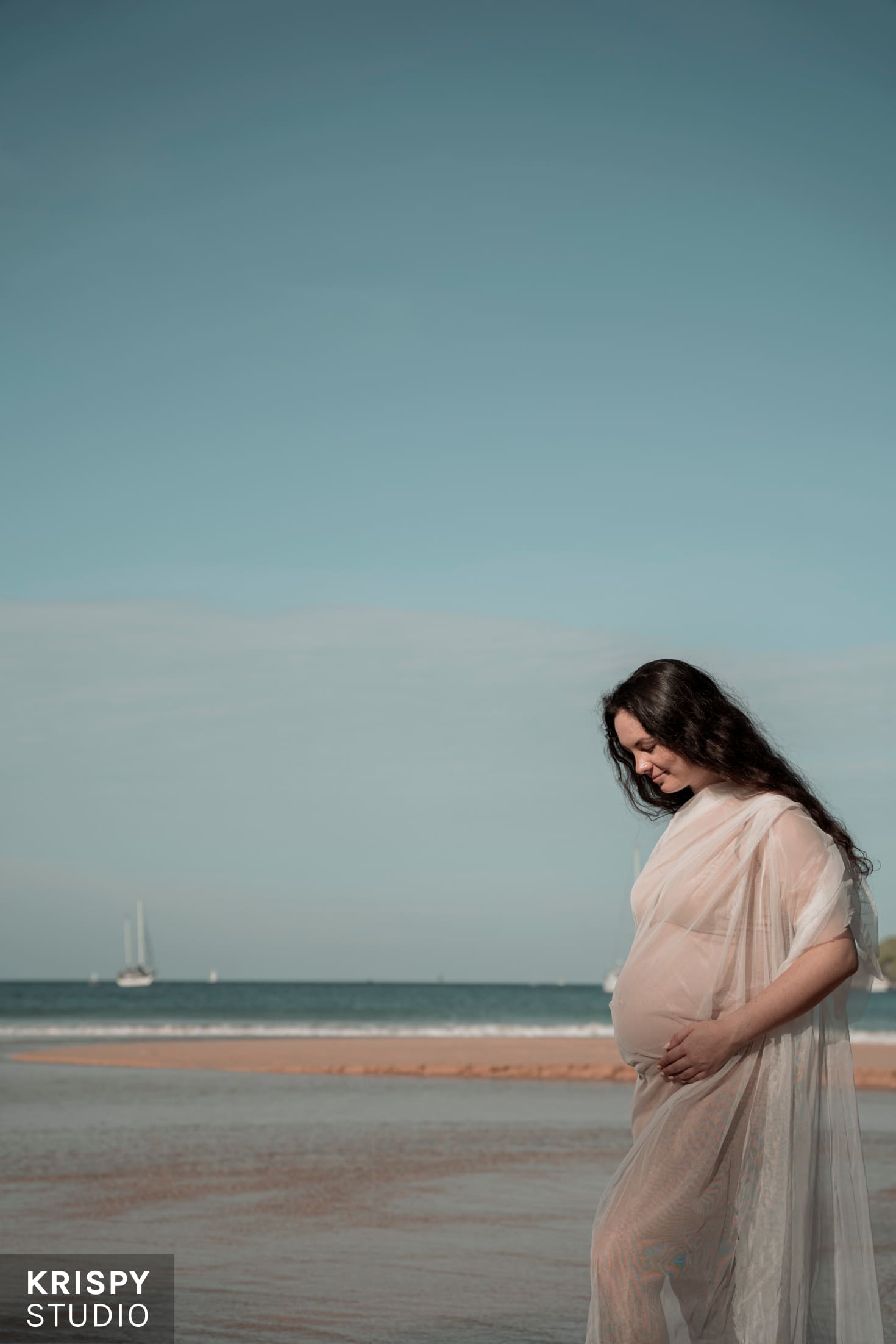 Фотосессия на берегу Пхукета, беременная женщина и океан