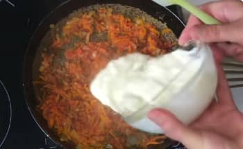 Приготовление ленивых голубцов в томатно-сметанном соусе в духовке: шаг 9