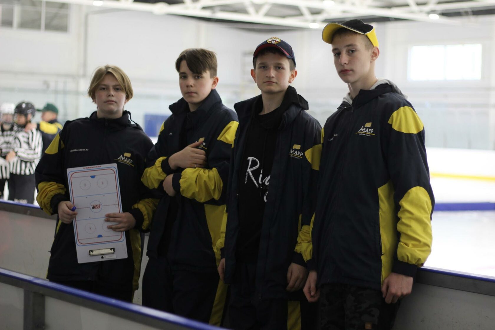 Среди ребят занимающихся в спортивном центре 44. Школа для глухих Москва 101 Щукинская и спорт фото на лыжах. Школа для глухих Москва 101 Щукинская и спорт фото.