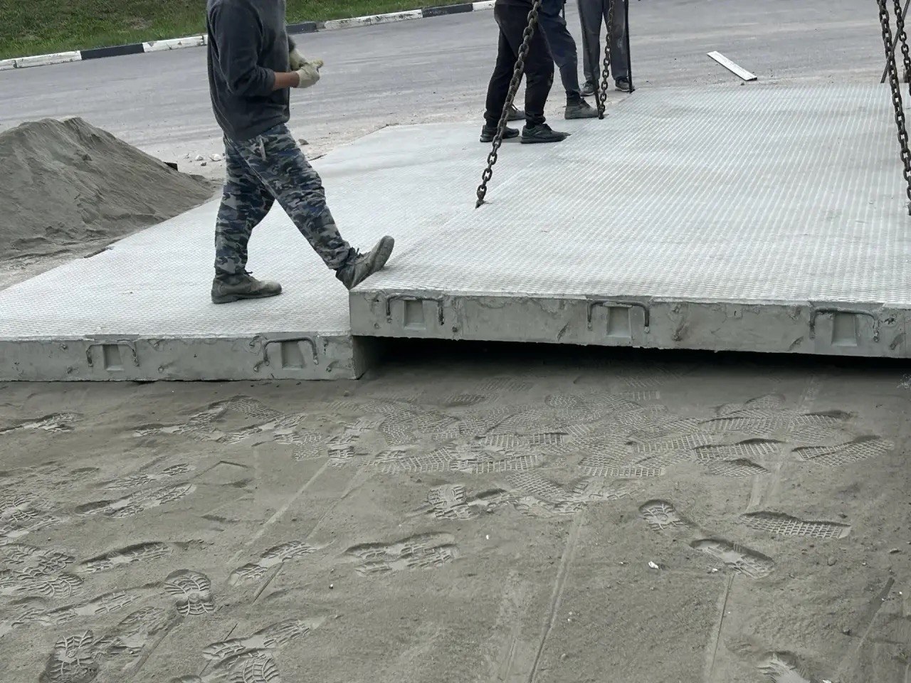Процесс укладки аэродромной плиты ПАГ-18 на подготовленное основание.