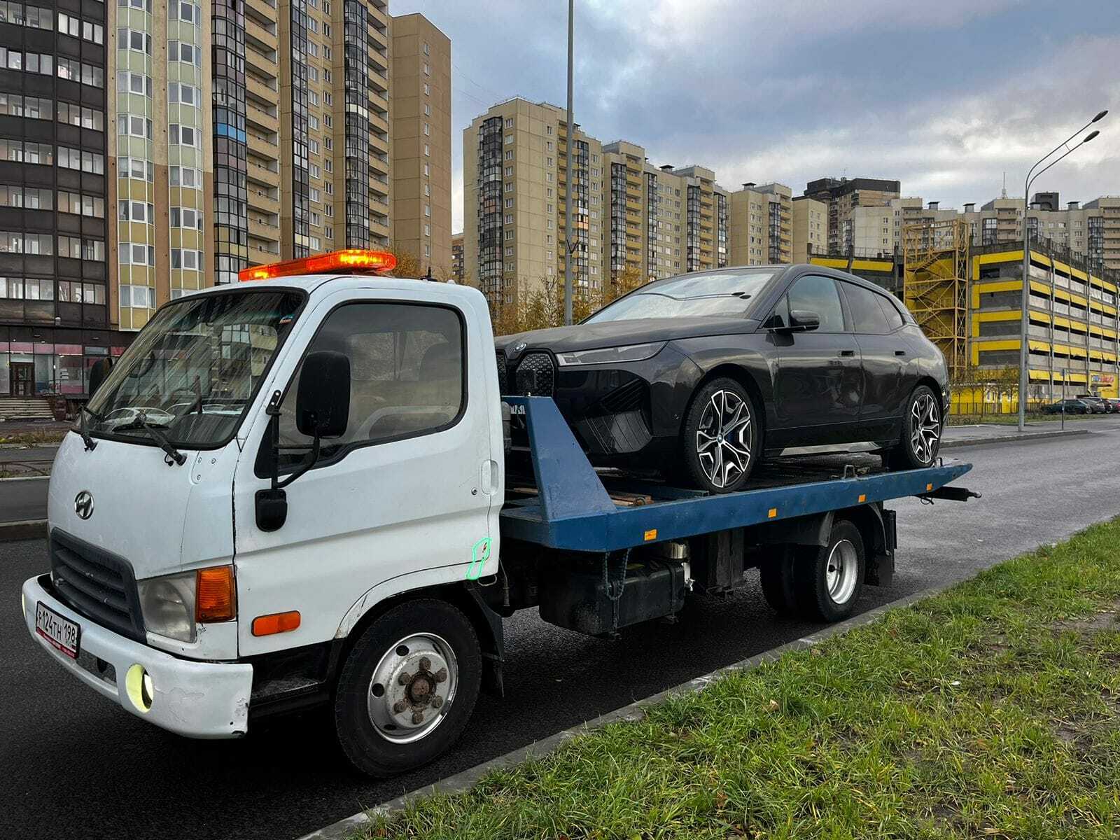 BMW iX на платформе эвакуатора