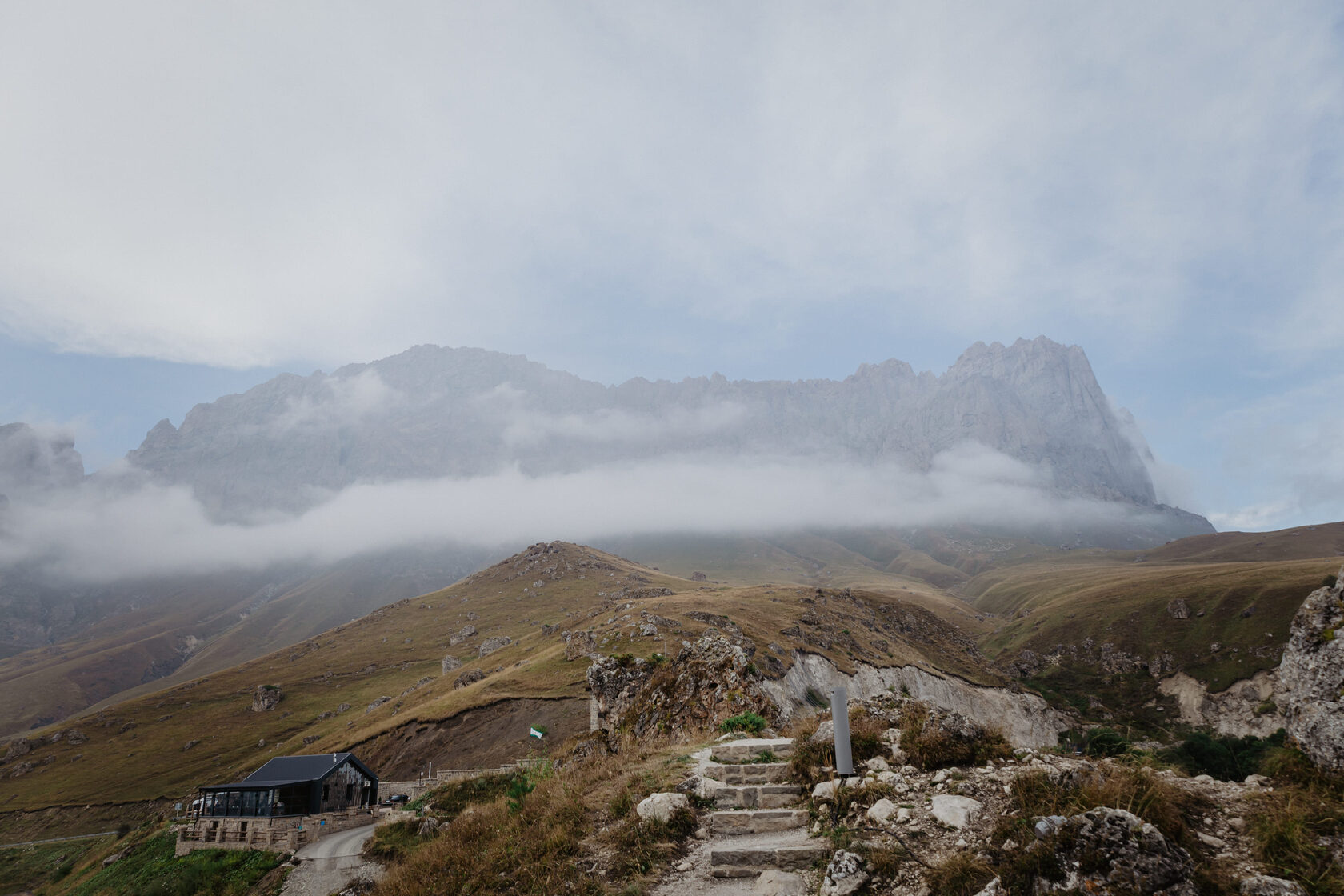 Рассвет в Кармадонском ущелье, утренний свет в горах