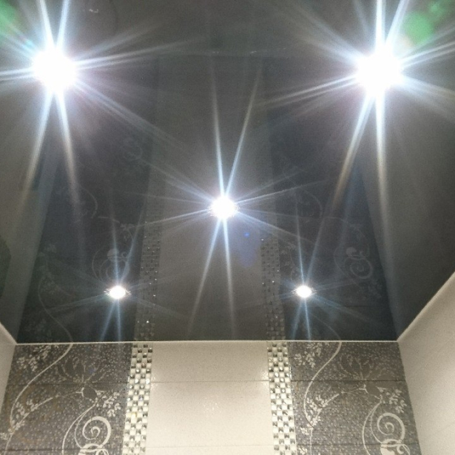 Матовый потолок в гостиной