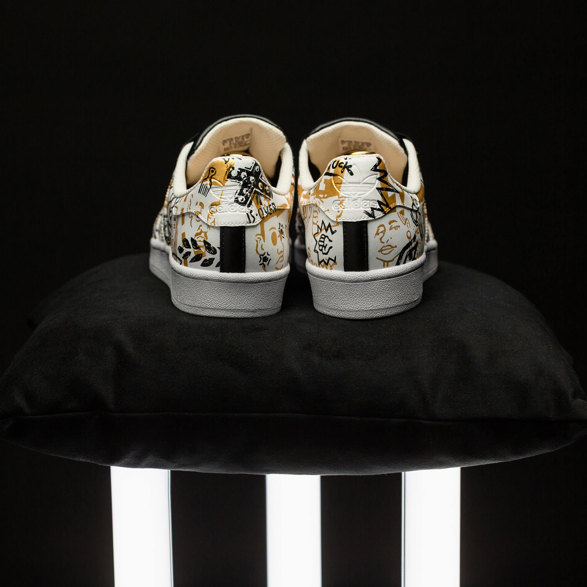 Роспись кроссовок adidas superstar, посвященная хип-хопу 80-х. Автор Алексей Бархан.