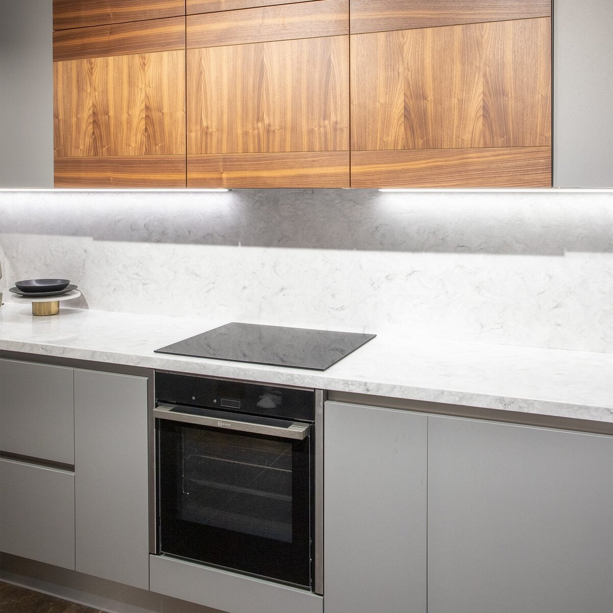 Подсветка в навесных секциях. Кухня МОДЕНА-МУРАНО (МДФ+шпон, МДФ+эмаль). Фото в салоне