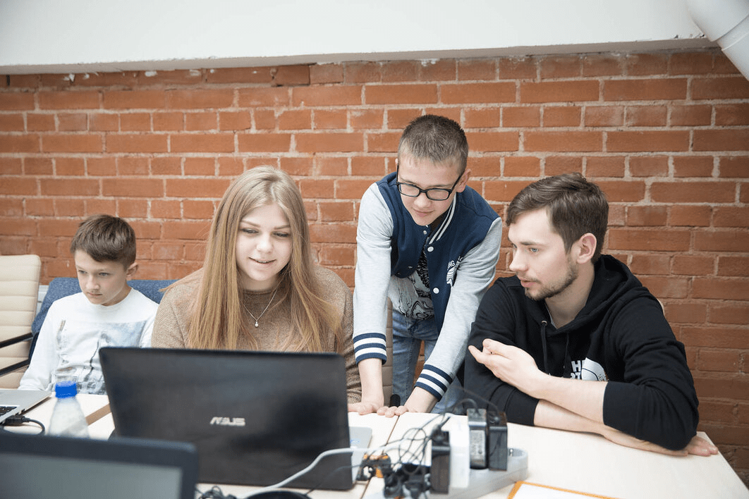 How to choose the perfect teacher for a children's programming school